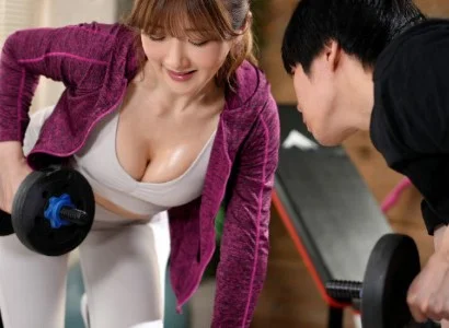 Chàng trai số hưởng cùng nữ PT gợi cảm không rời nhau ra được