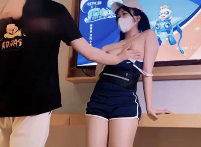 Người bán TV xinh đẹp và vị khách may mắn
