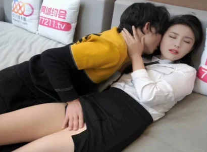 Cô thư ký xinh đẹp lén lút phục vụ sếp để có tiền