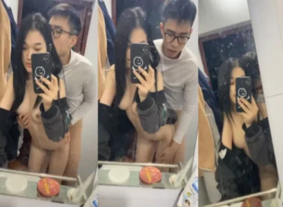Hai bạn sinh viên ân ái với nhau trước gương