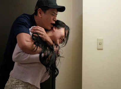 Nữ ca sĩ bị người hâm mộ giở trò đồi bại vì thân hình quá hấp dẫn