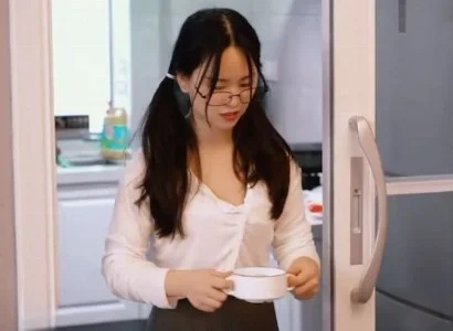 Cô gái trẻ bị người phụ nữ đã ly hôn hút