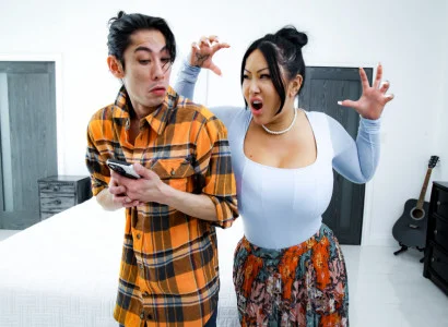 Đứa con trai đưa mẹ kế xăm trổ hàng múp lên đỉnh