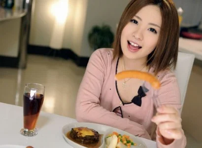Người đàn ông sau khi ăn tối thì ăn em