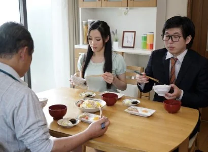 Quá nứng, cô con dâu banh vùng kín ra cho bố chồng địt