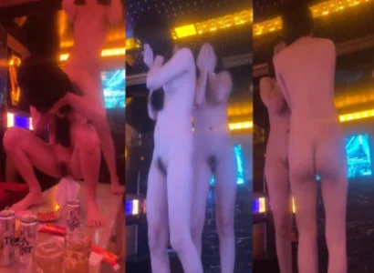 Cô nàng thoát y múa lắc lư gợi cảm tại quán karaoke
